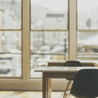 主编林知远在会议室白板前梳理称谓场景分支图，手里拿着马克笔，神情专注