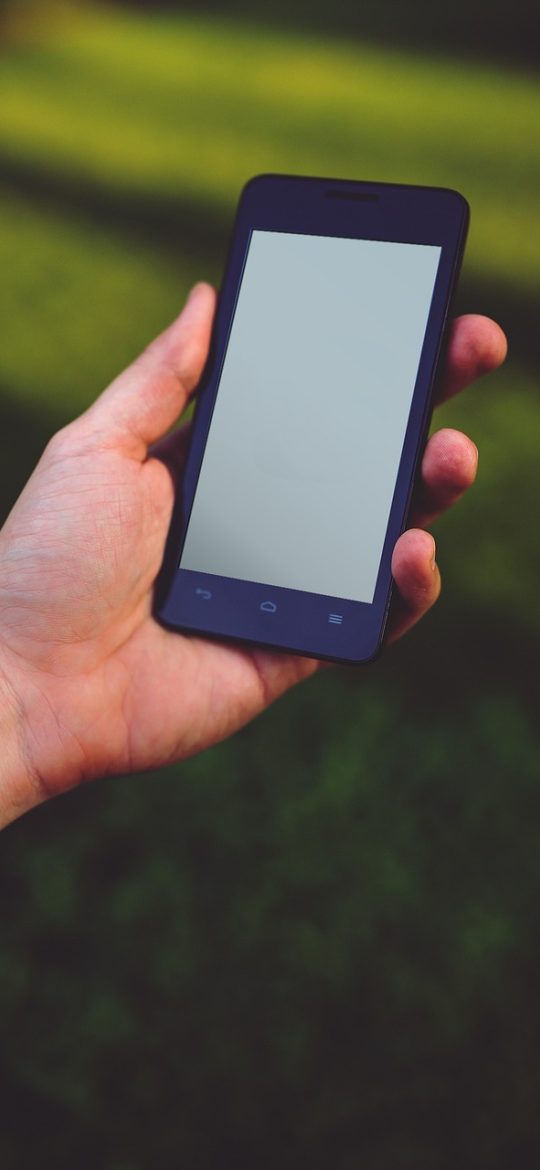 手机竖屏截图：朋友的母亲 App 首页显示身份界定入口，上方是暖棕色标题栏与今日推荐称呼卡片，界面留白充足